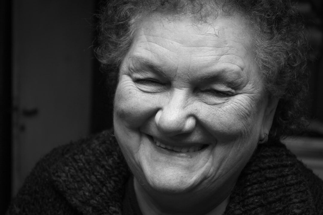 Portrait d'une femme âgée souriante