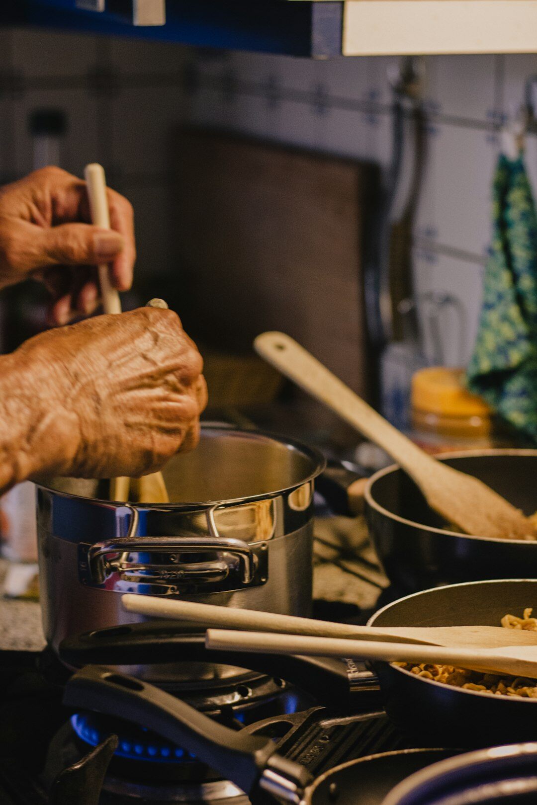 Seniors cuisinant ensemble dans une cuisine communautaire
