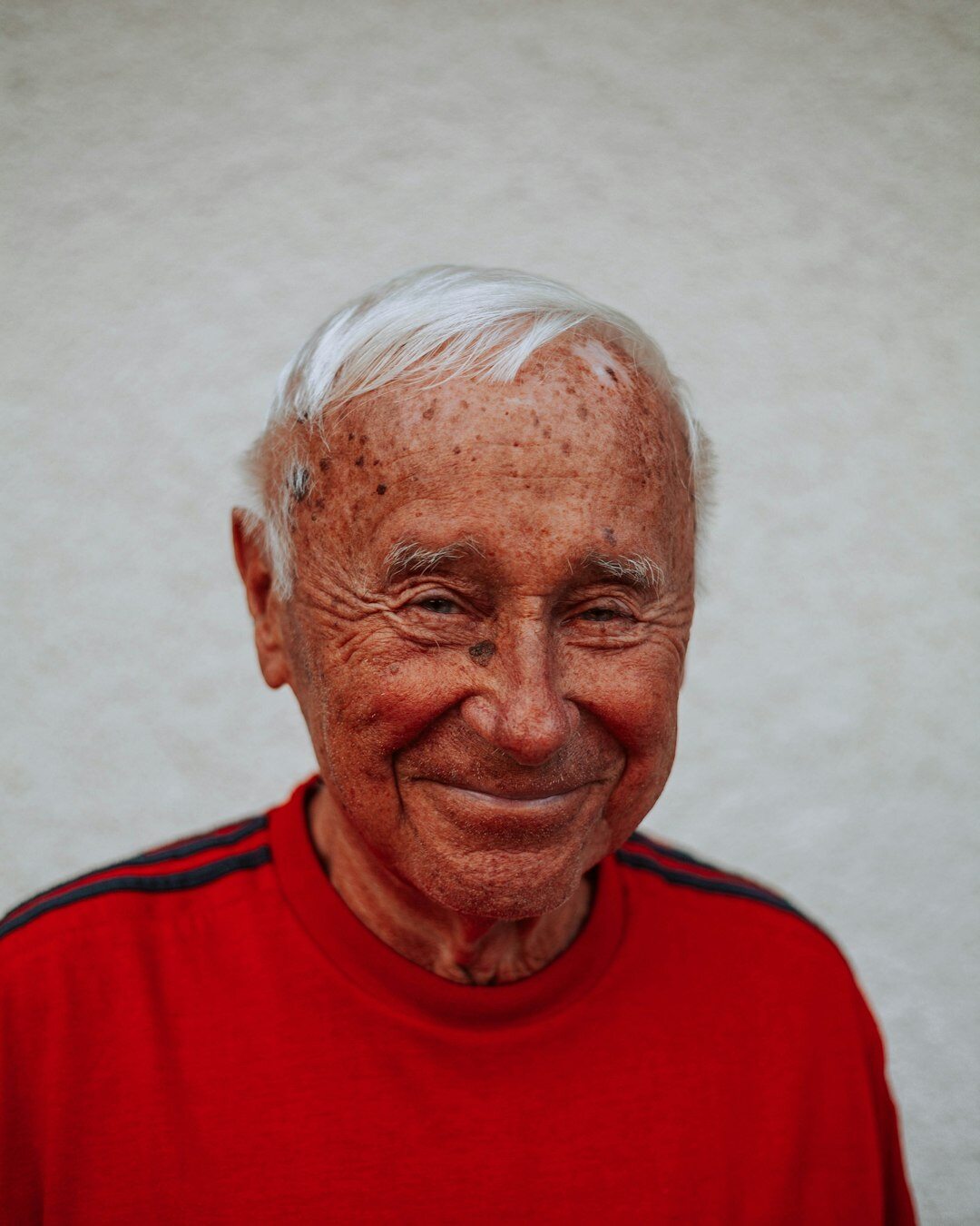 Portrait d'un homme âgé souriant