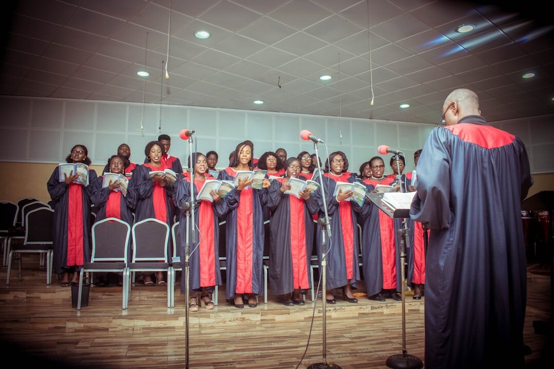 Groupe de seniors chantant ensemble en chœur