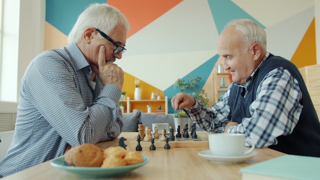 Deux hommes âgés jouant aux échecs à une table