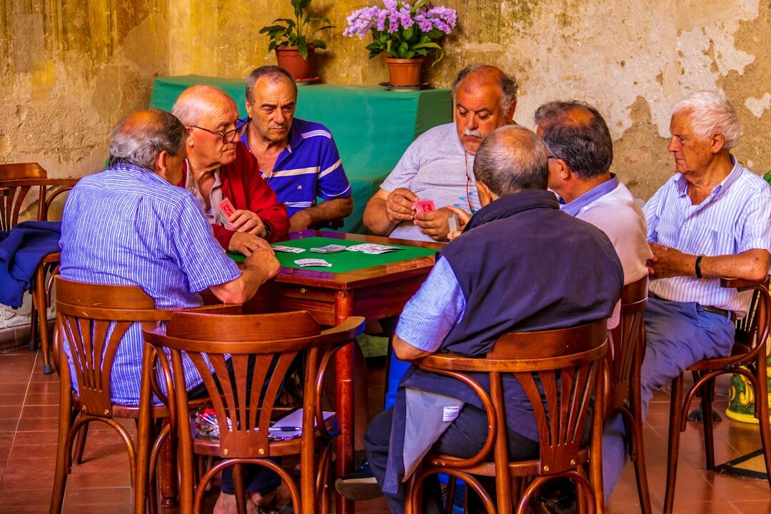 Seniors réunis autour d'une table pour discuter d'un livre
