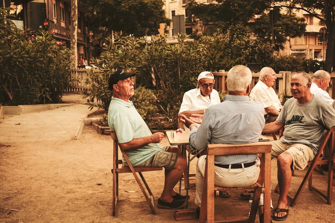 Groupe de seniors réunis dans la salle du centre communautaire